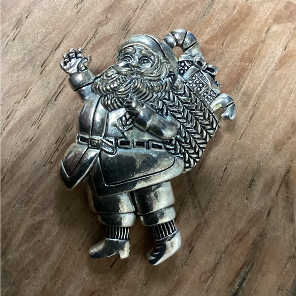 ⚫️ Vintage Santa Brooch / Charm in Silvertone by MJ Designs - Just Add A Chain - Picture 3 of 10